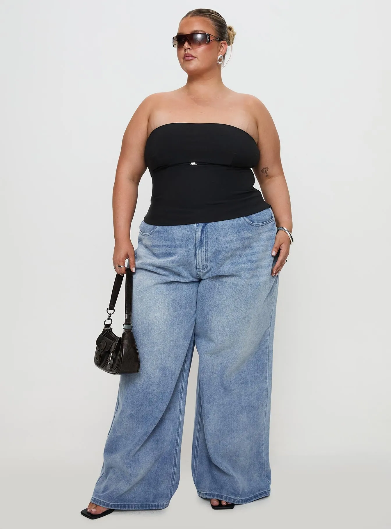 Low Maintenance Naylor Mid Rise Wide Leg Jeans Light Wash Denim Curve