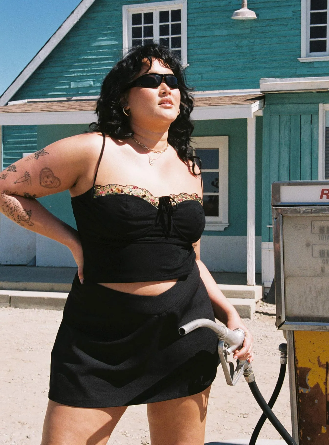 Ventilated Slits Easton V Front Mini Skirt Black Curve