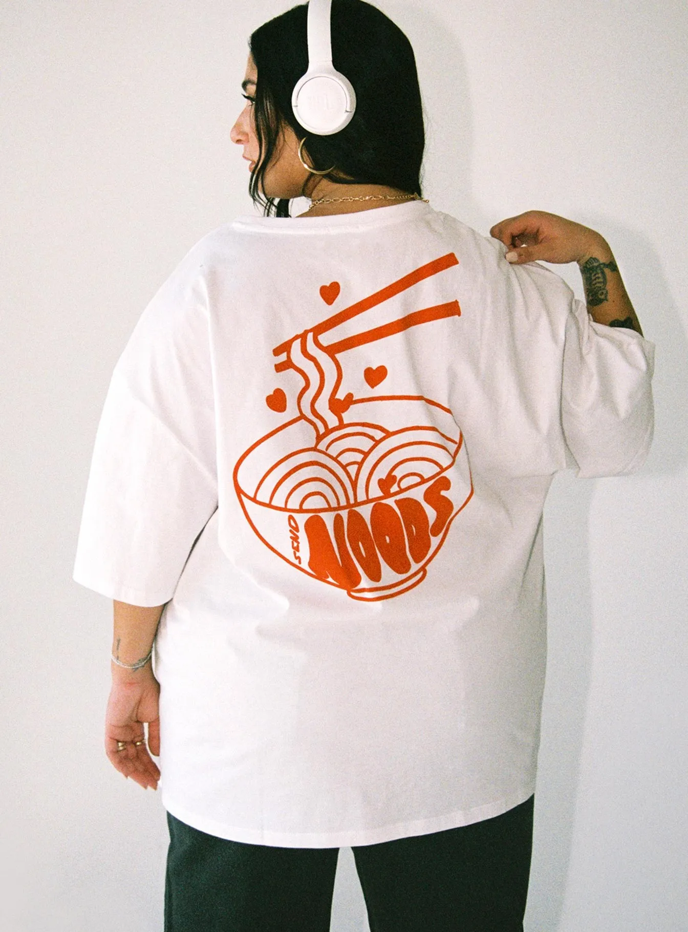 Noods Oversized Tee White Curve Trendy Look