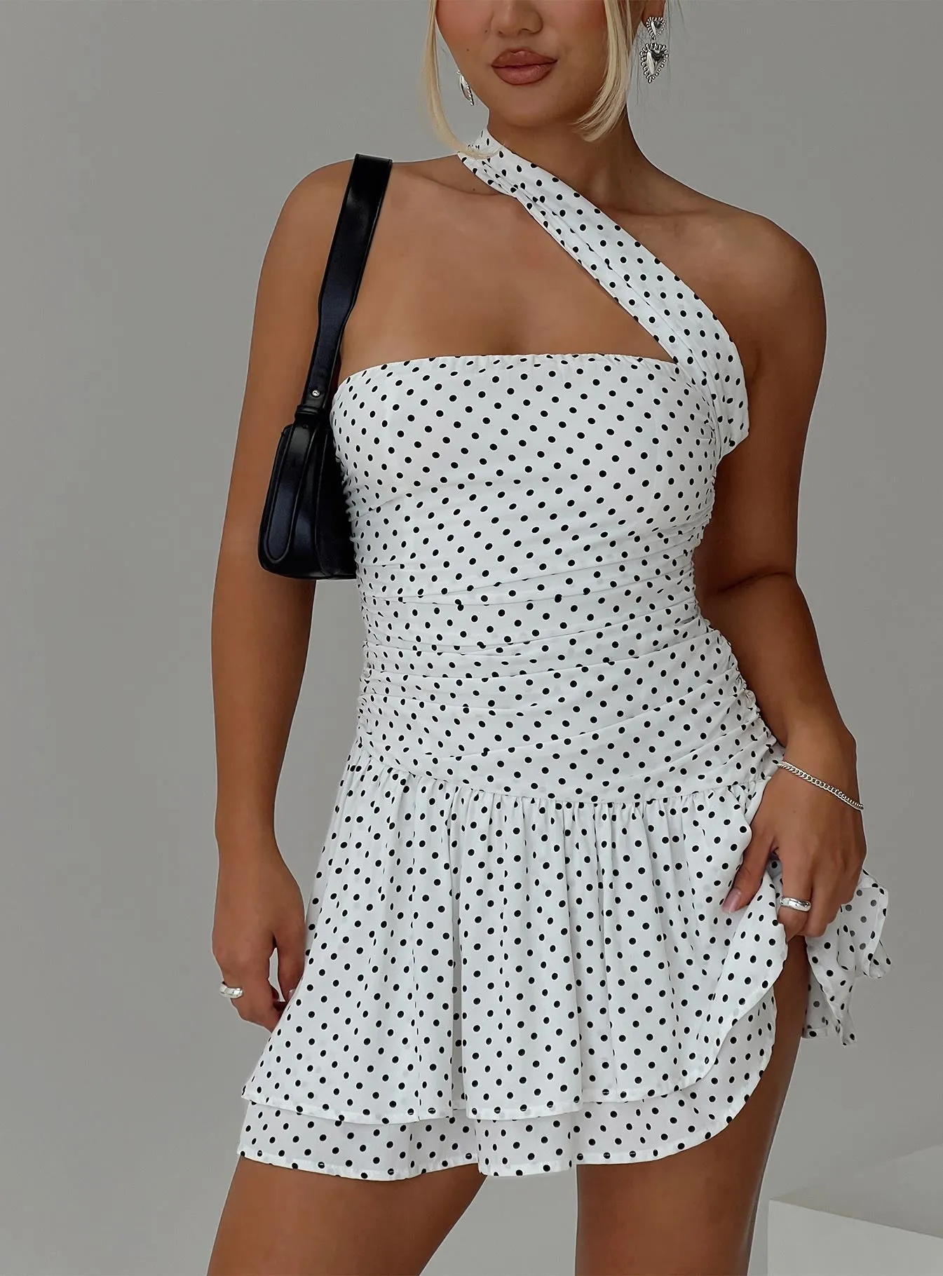 Trendy midi dress Trendy Fit Look Escapades One Shoulder Mini Dress White / Black Polka
