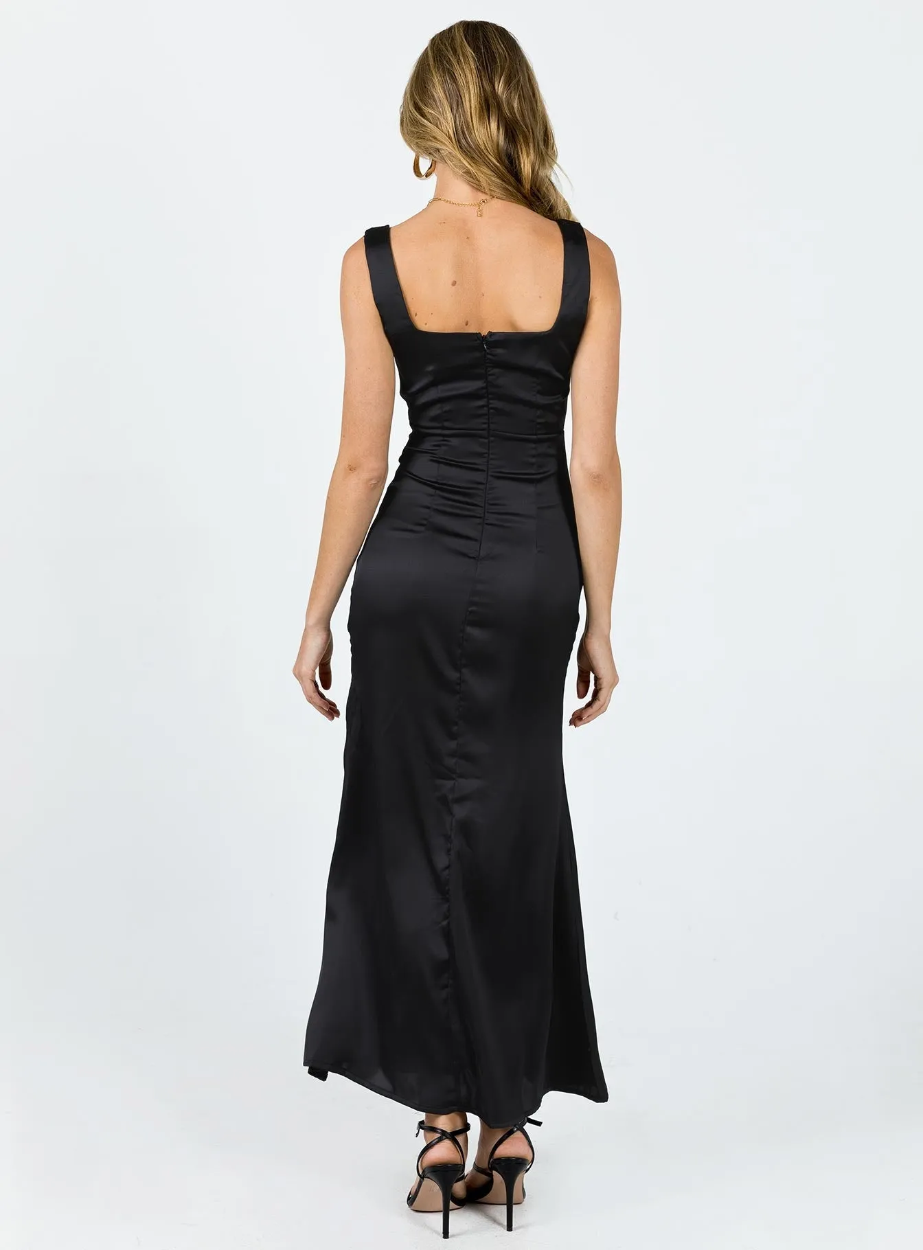 Feminine flowing piece Lynsey Midi Dress Black