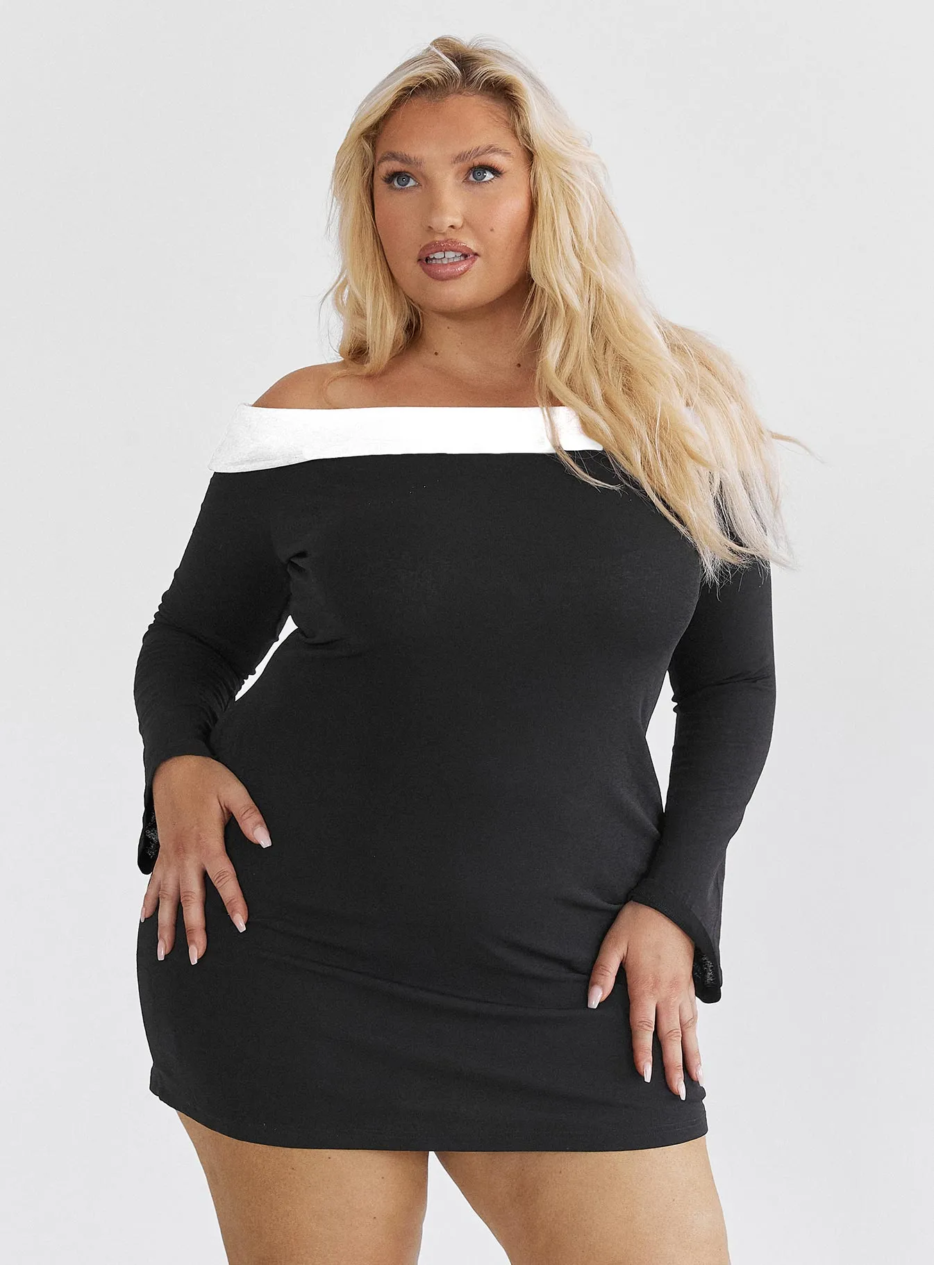 Anya Mini Dress Black / White Curve Indoor Event