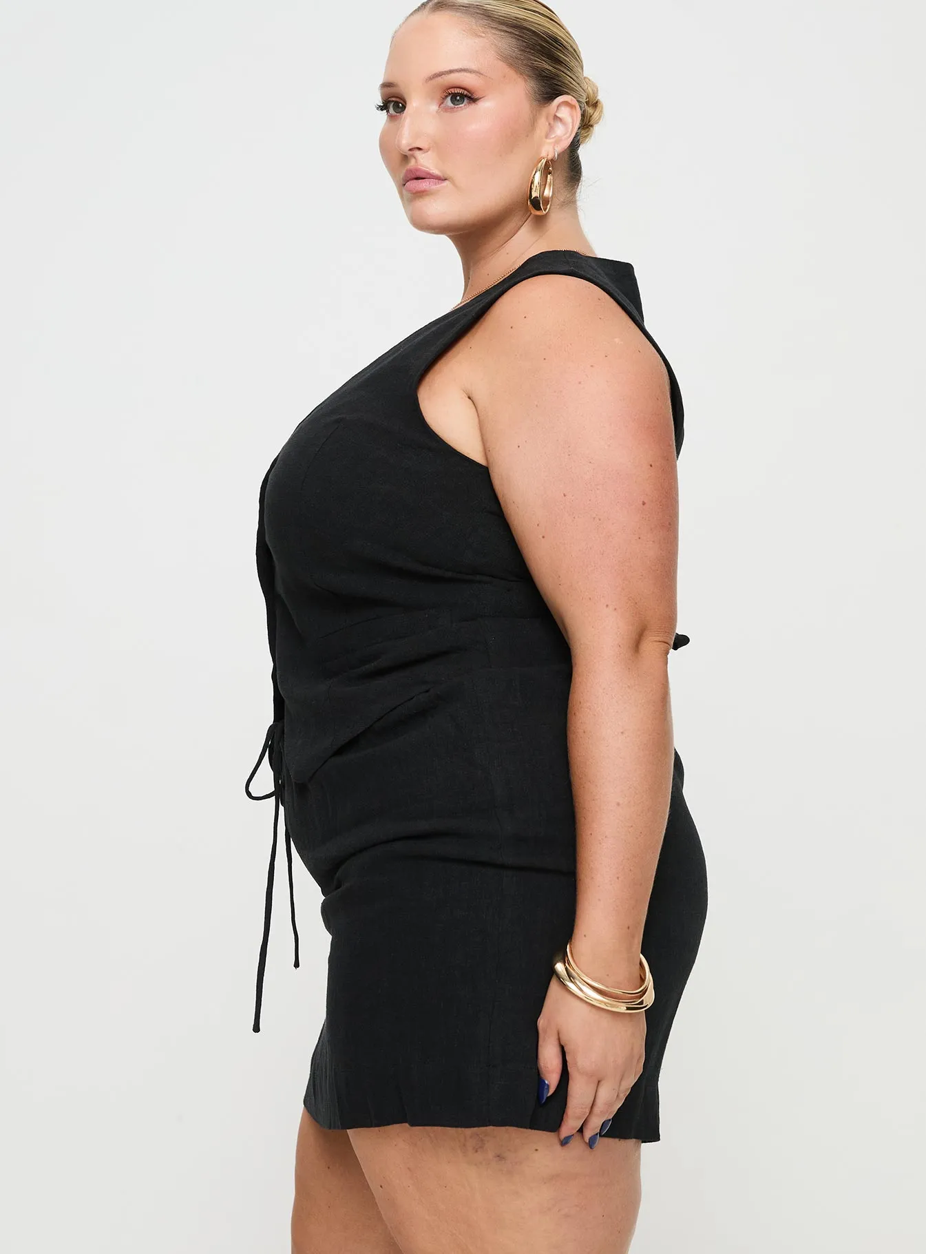 Evry Linen Blend Mini Skirt Black Curve Outfit Details Neutral palette