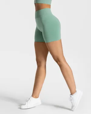 Timeless Scrunch Shorts "Salbei" Chilly Weather button-down look