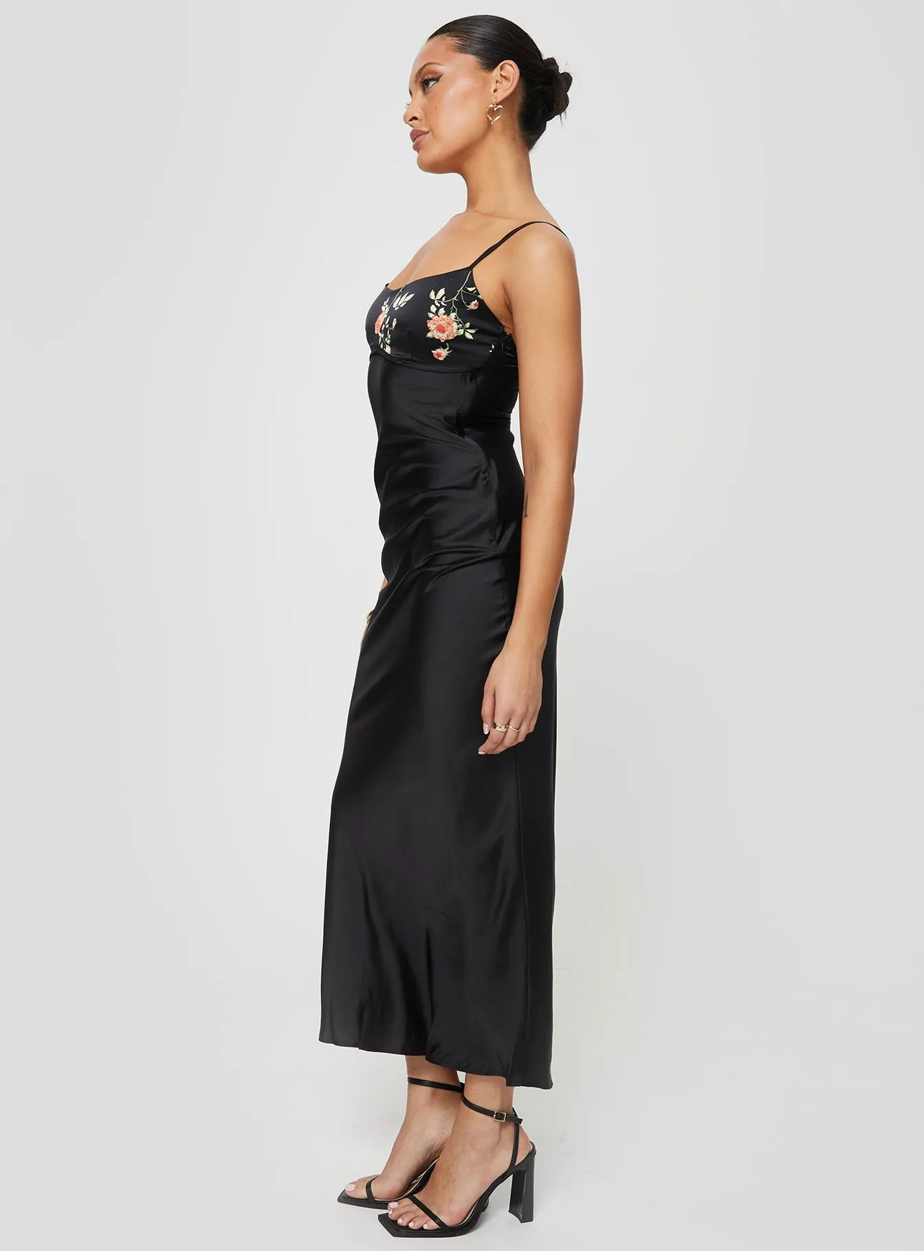 Larver Maxi Dress Black Pose Sweet